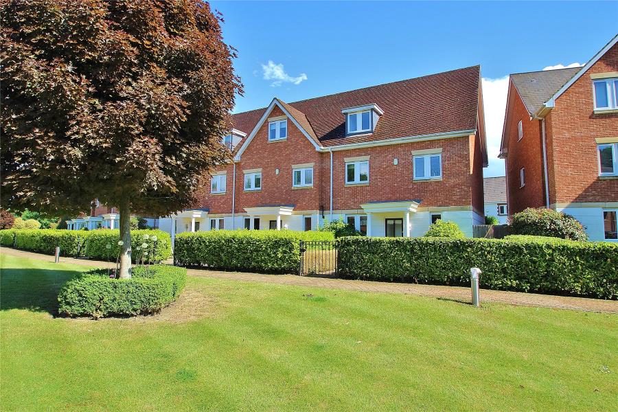 House Lakeside Drive in Woking