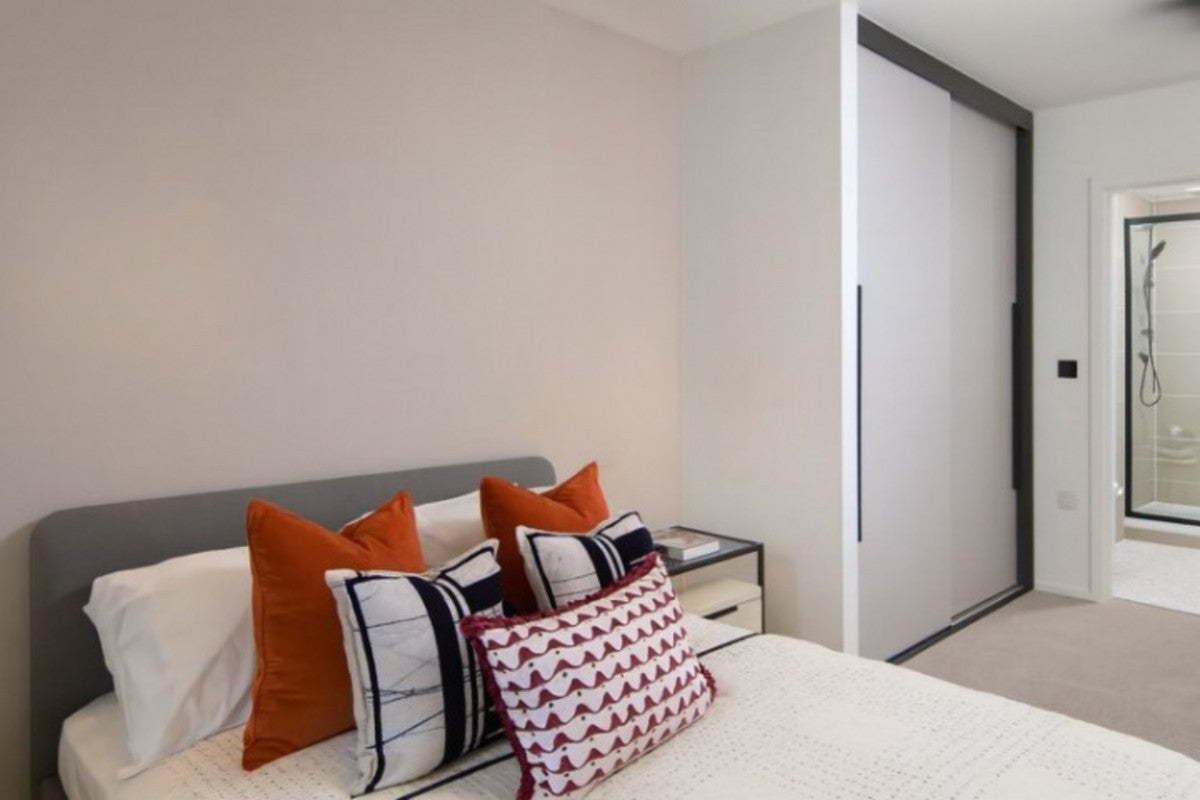 Flat Heron Walk in Greater London