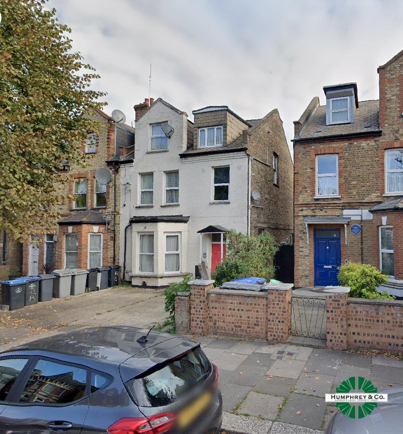 Flat Connaught Road in Greater London