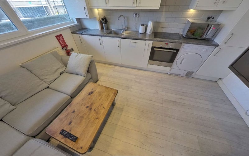 Room Shuttleworth Road in Greater London