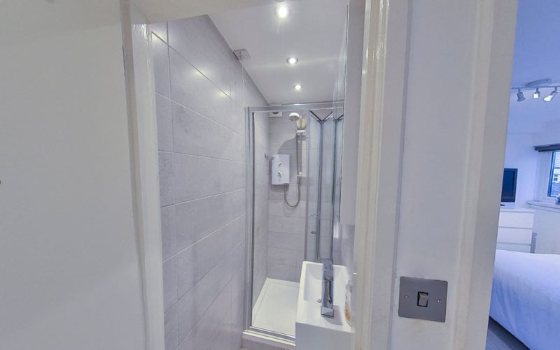 Room Shuttleworth Road in Greater London