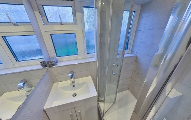 Room Shuttleworth Road in Greater London