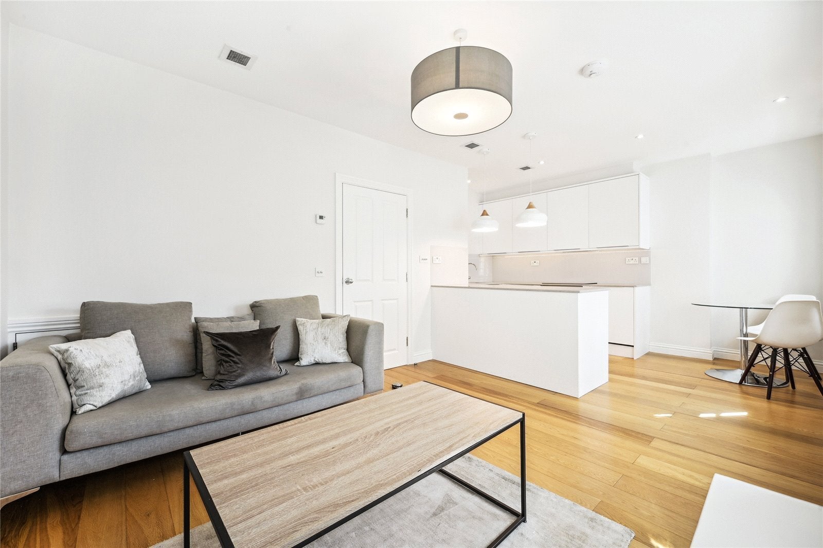 Flat Mortimer Street in City of Westminster