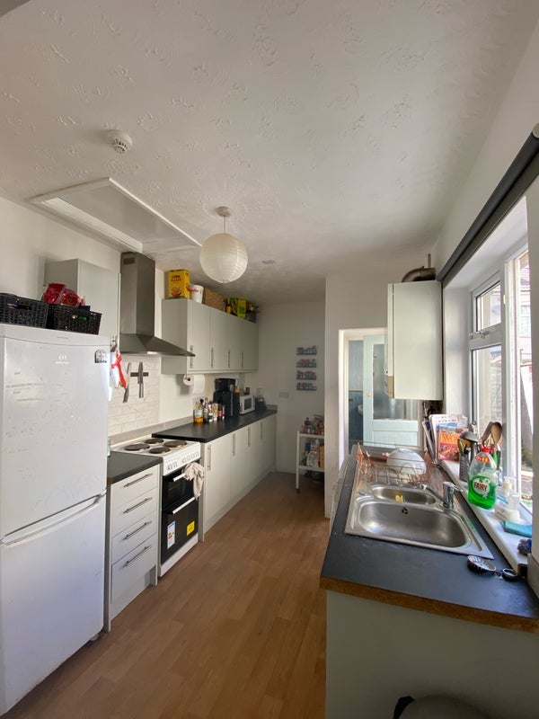Room Fishponds Road in Bristol