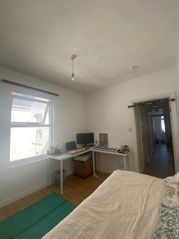 Room Fishponds Road in Bristol