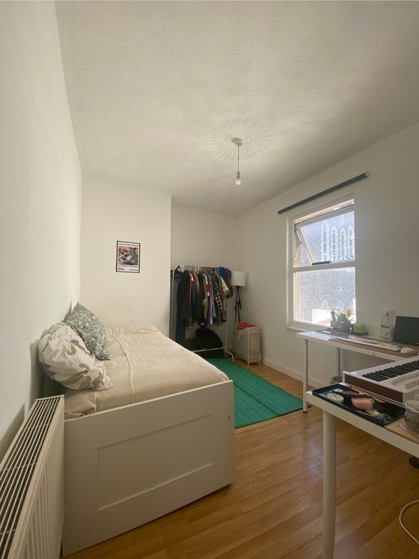 Room Fishponds Road in Bristol