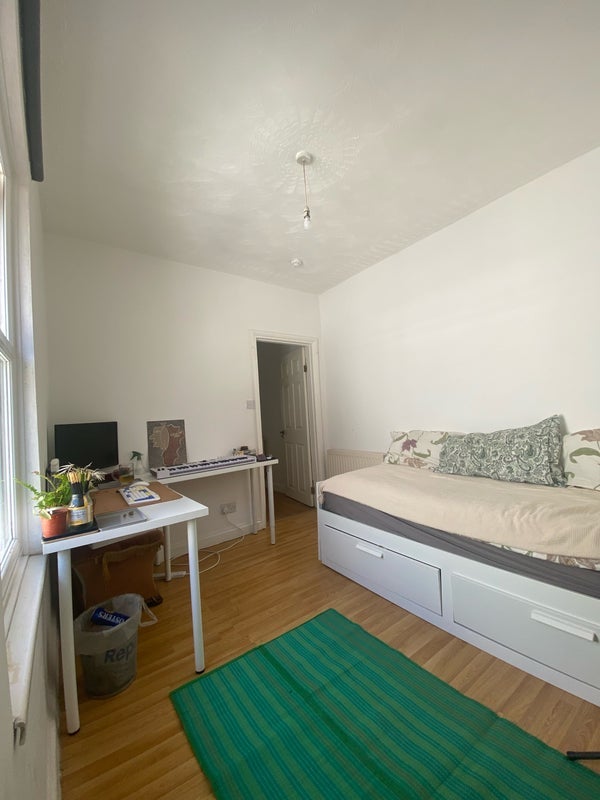 Room Fishponds Road in Bristol