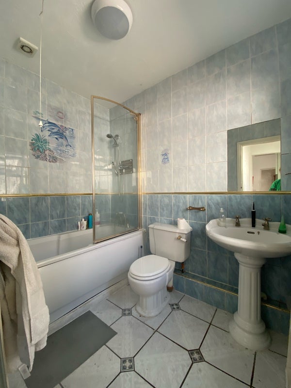 Room Fishponds Road in Bristol