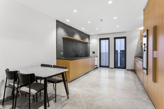 Flat Victoria Road in Greater London