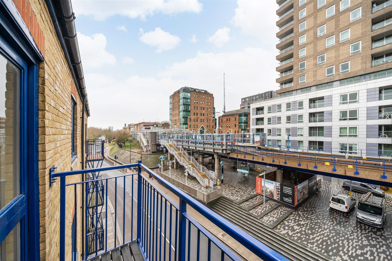 Flat Mile End Road in Greater London