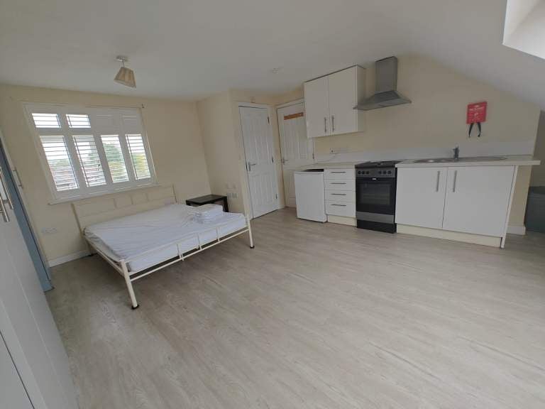 Room Park Road in Greater London