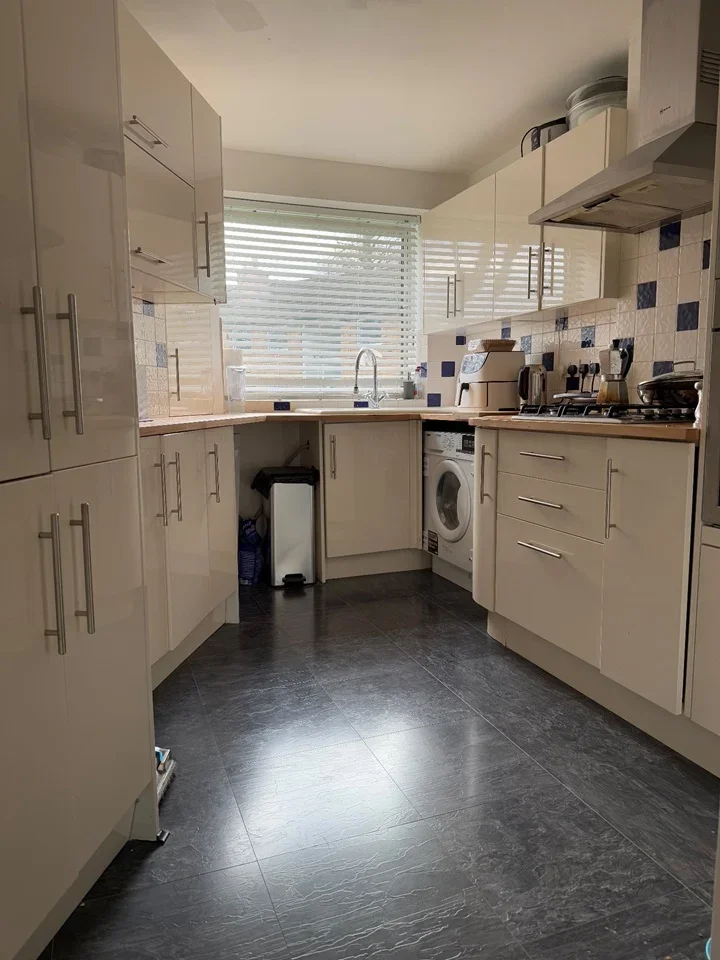 Room Abbotts Close in Greater London