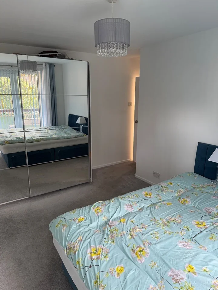 Room Abbotts Close in Greater London