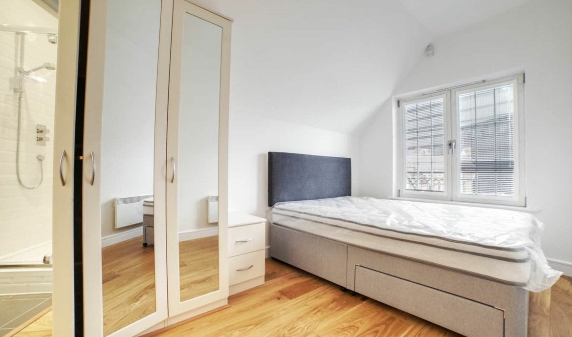 Flat Bermondsey Street in Greater London