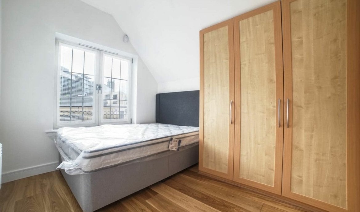 Flat Bermondsey Street in Greater London