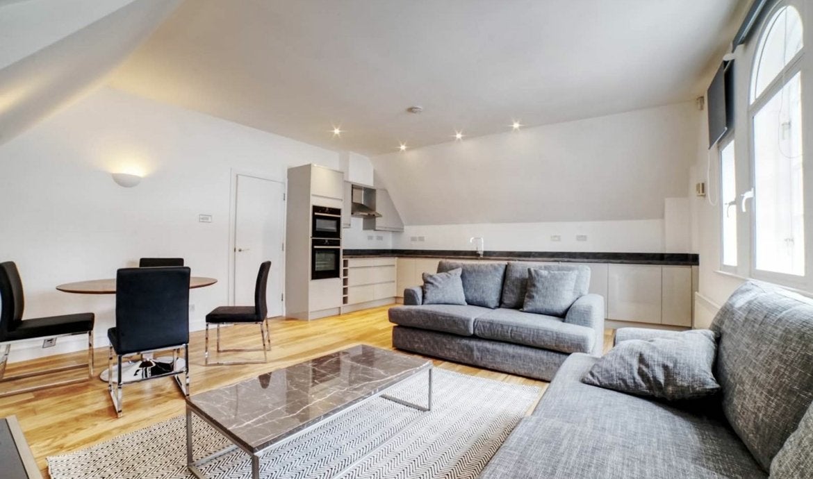 Flat Bermondsey Street in Greater London
