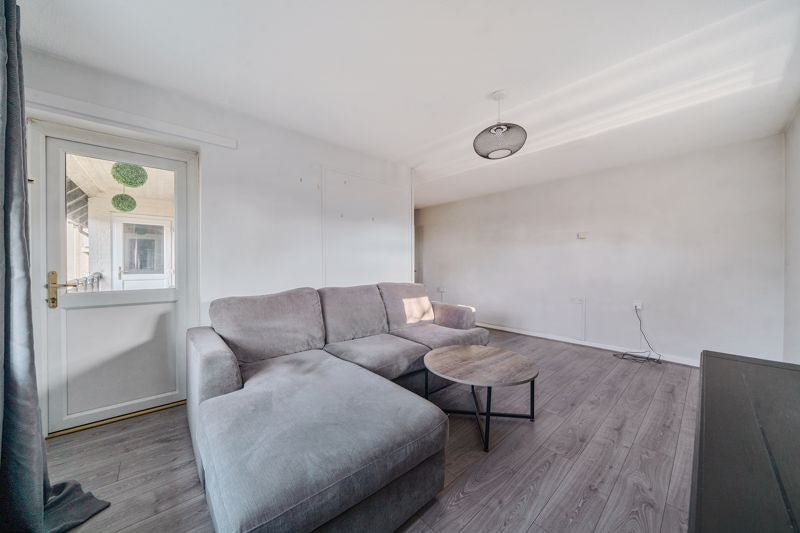 Flat Fieldway in Waverley