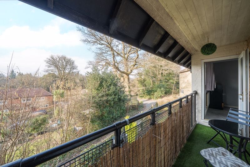 Flat Fieldway in Waverley