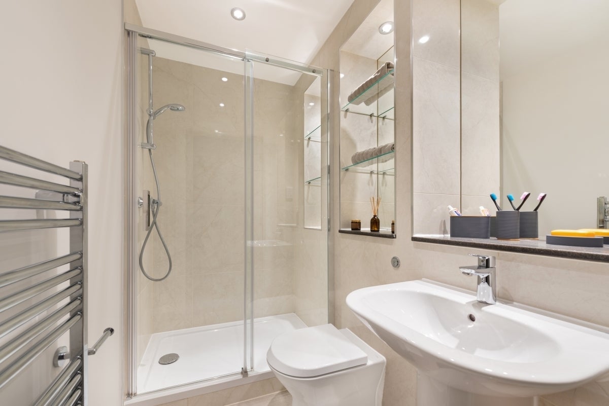Flat Curtis Lane in Greater London