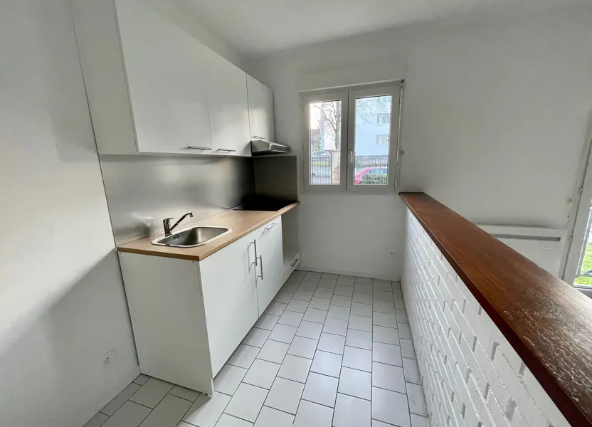 Flat Avenue du Professeur Émile Sergent in Épône