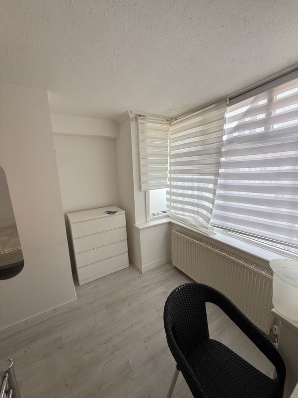 Room Elmshott Lane in Slough