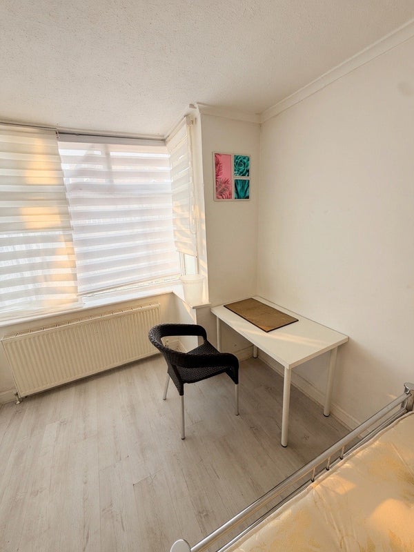 Room Elmshott Lane in Slough