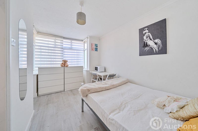 Room Elmshott Lane in Slough