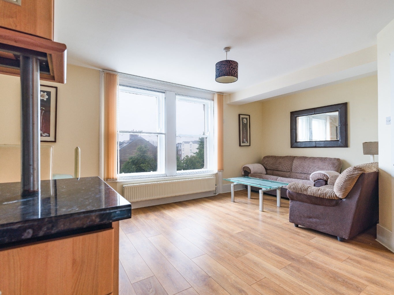 Flat Jesmond Road in Newcastle upon Tyne