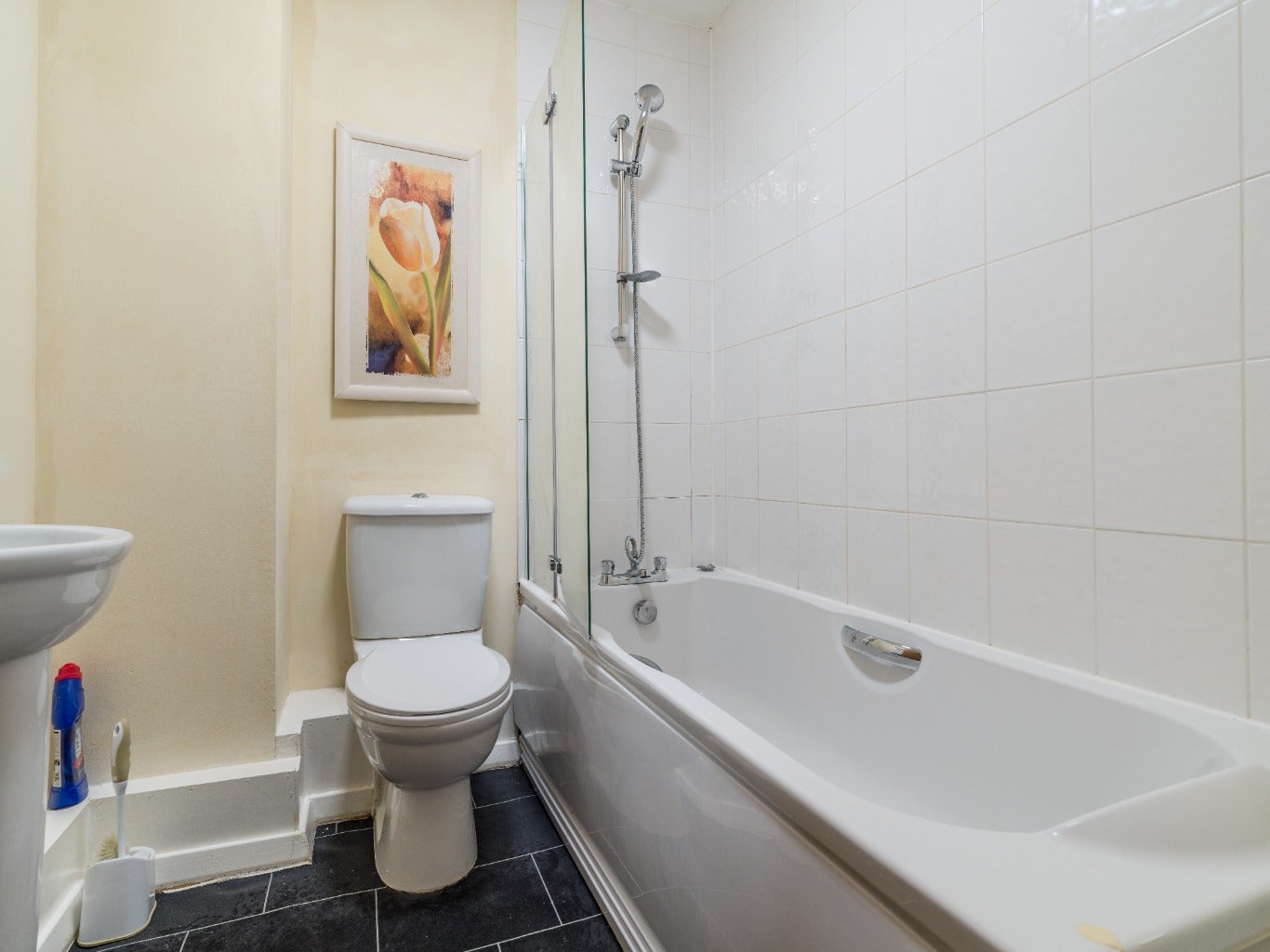 Flat Jesmond Road in Newcastle upon Tyne