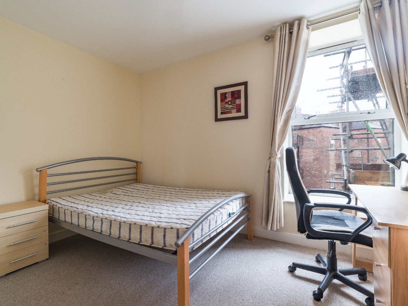 Flat Jesmond Road in Newcastle upon Tyne