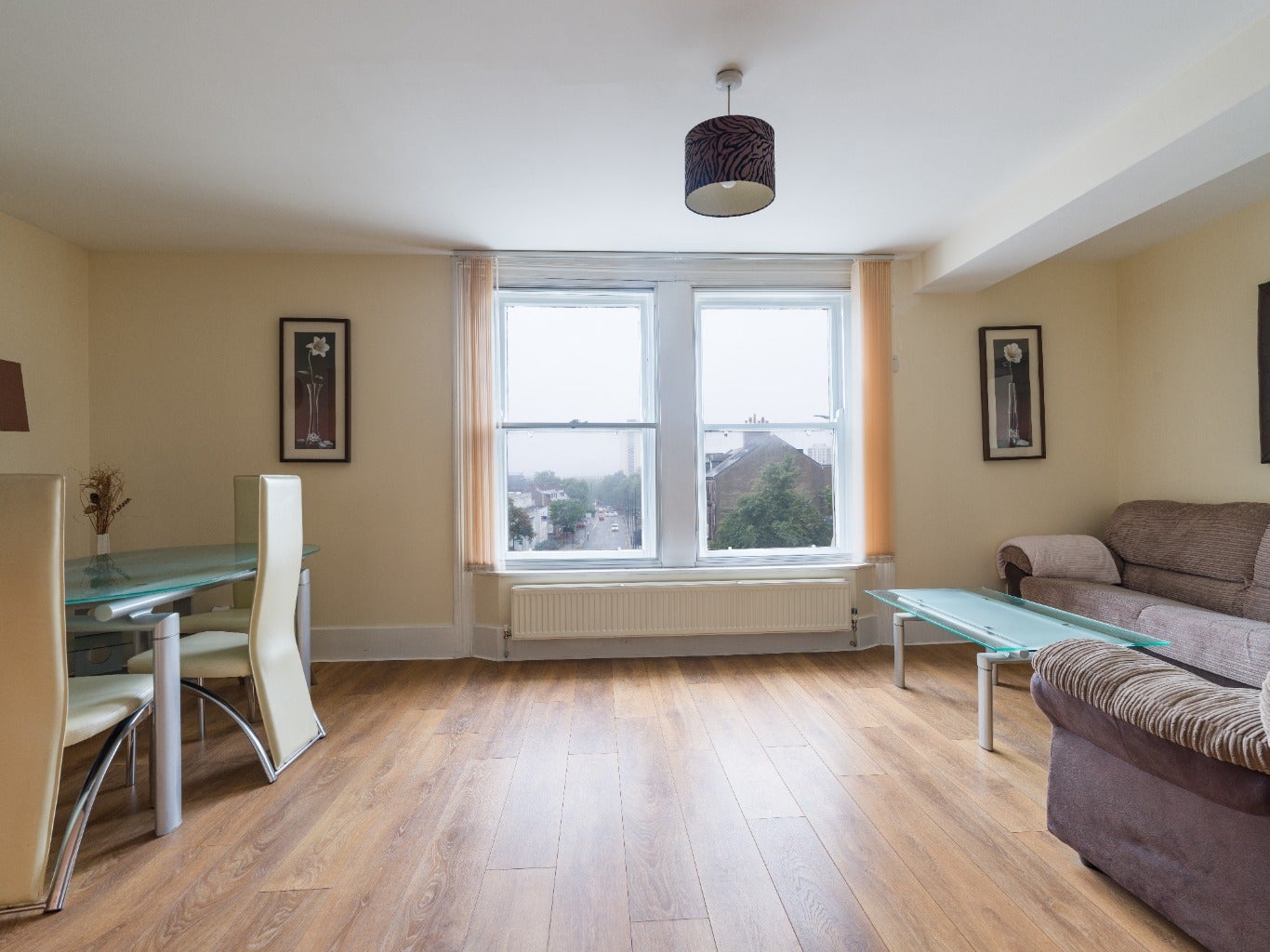 Flat Jesmond Road in Newcastle upon Tyne