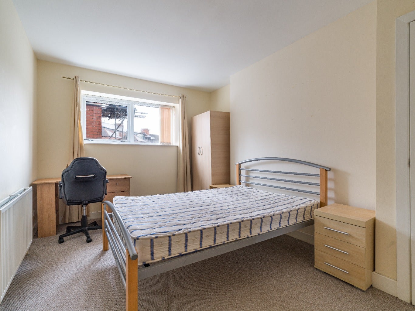 Flat Jesmond Road in Newcastle upon Tyne