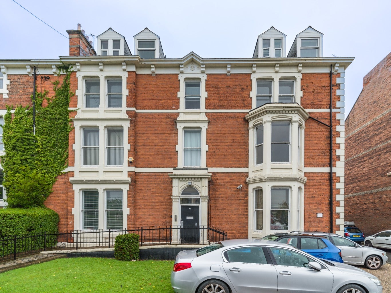 Flat Jesmond Road in Newcastle upon Tyne