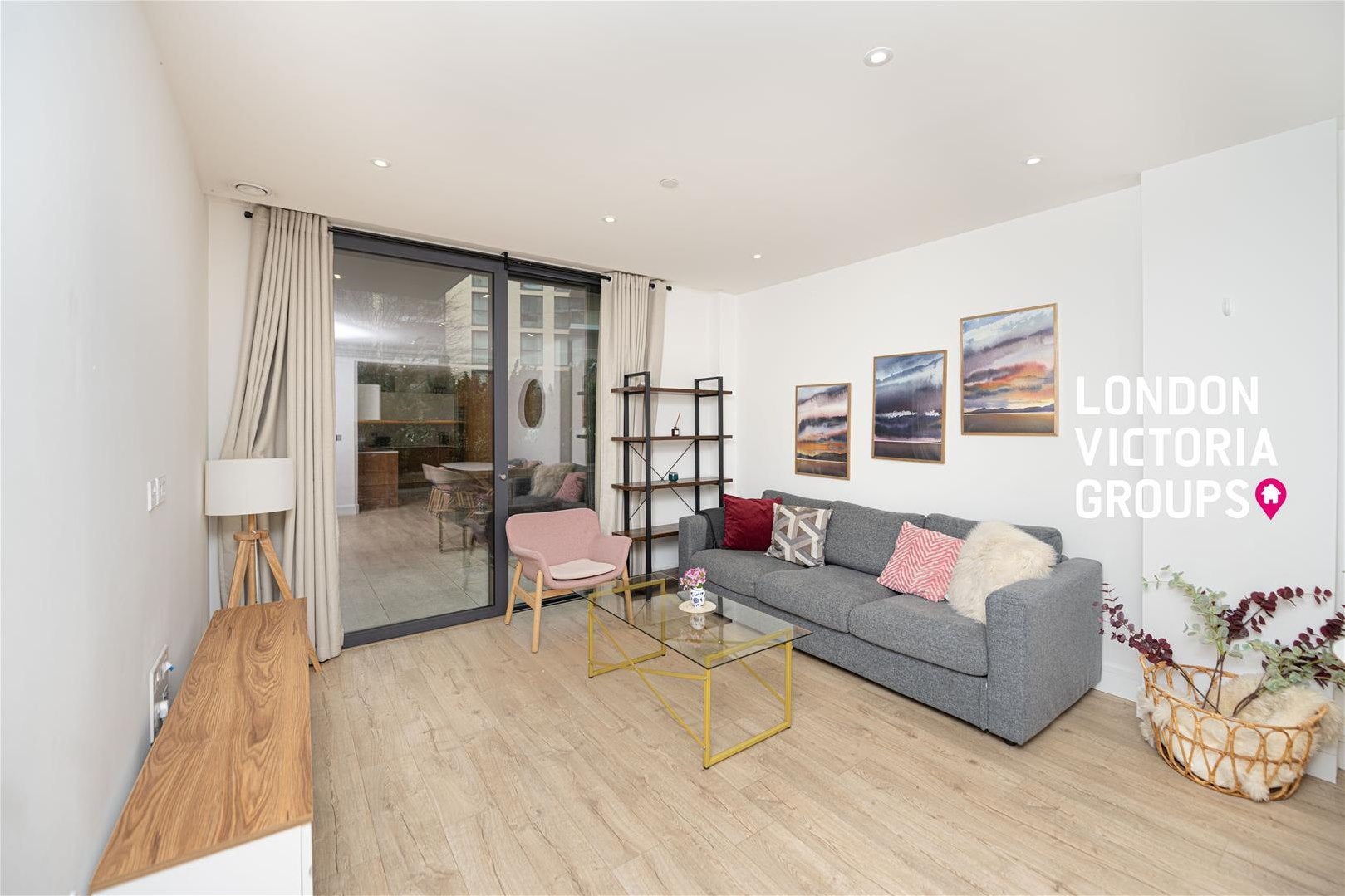 Flat Piazza Walk in Greater London