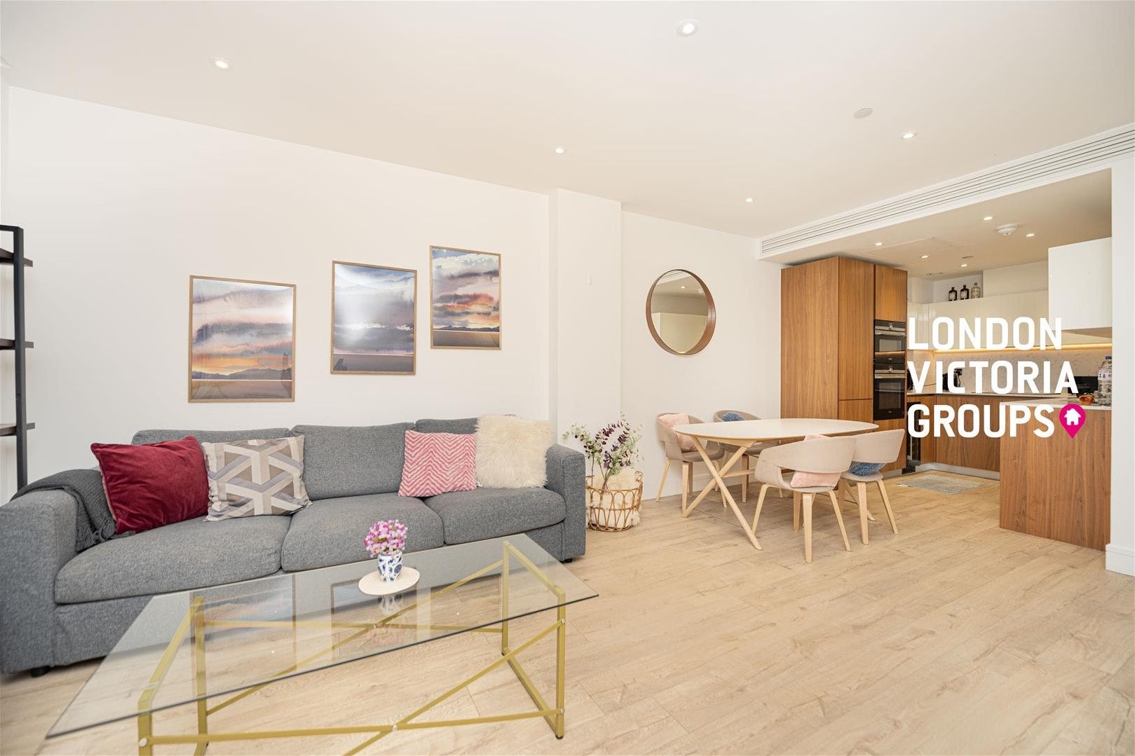 Flat Piazza Walk in Greater London