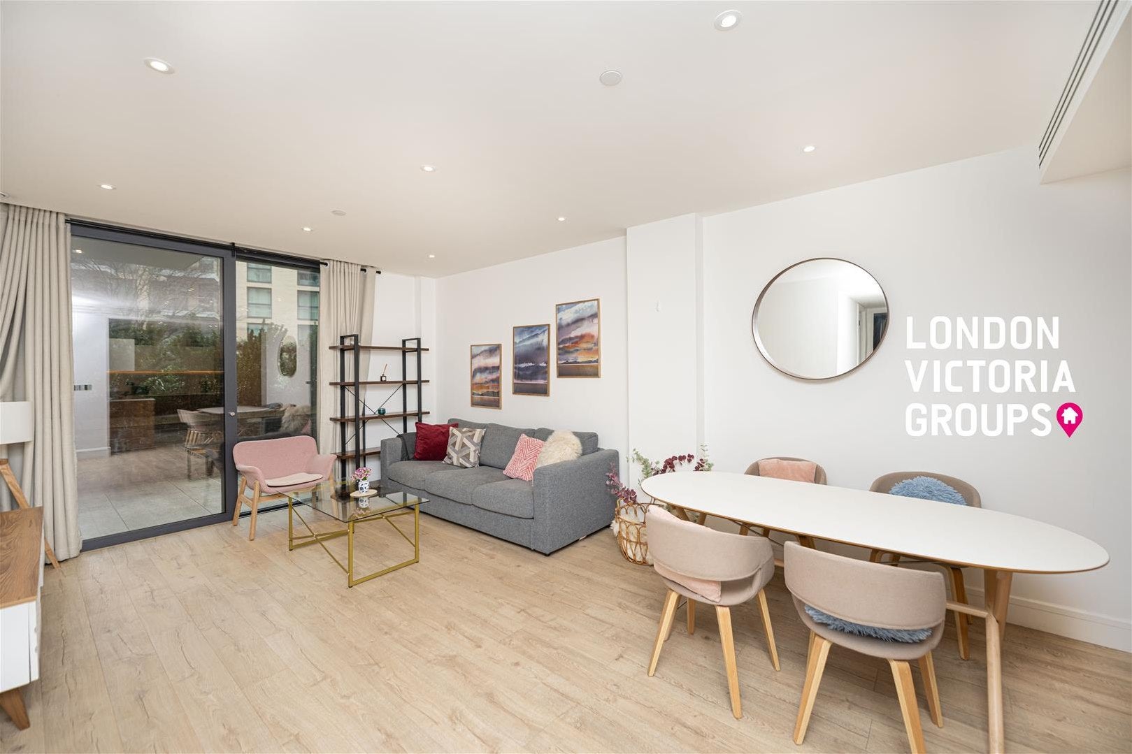 Flat Piazza Walk in Greater London
