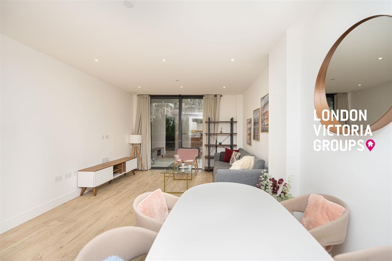 Flat Piazza Walk in Greater London