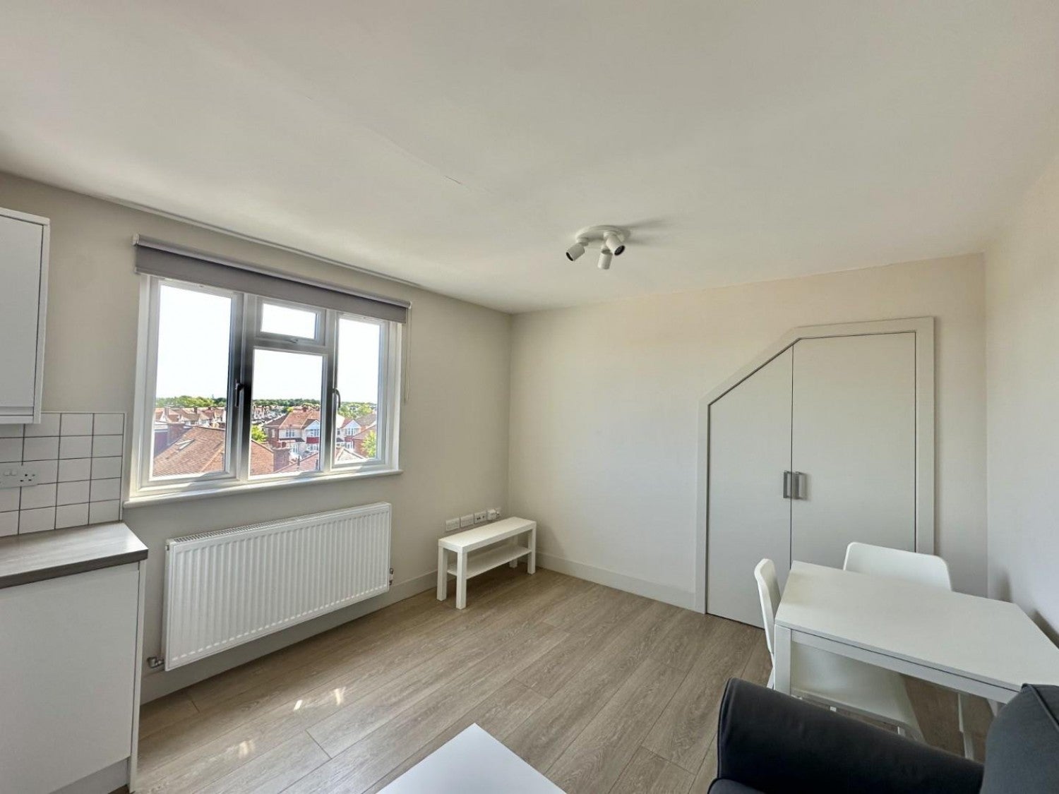 Flat Long Lane in Greater London