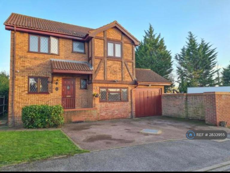House Sarsby Drive in Hythe End