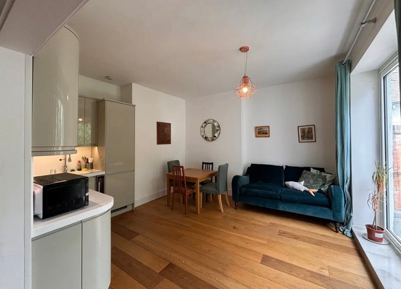 Room Finchley Road in Greater London