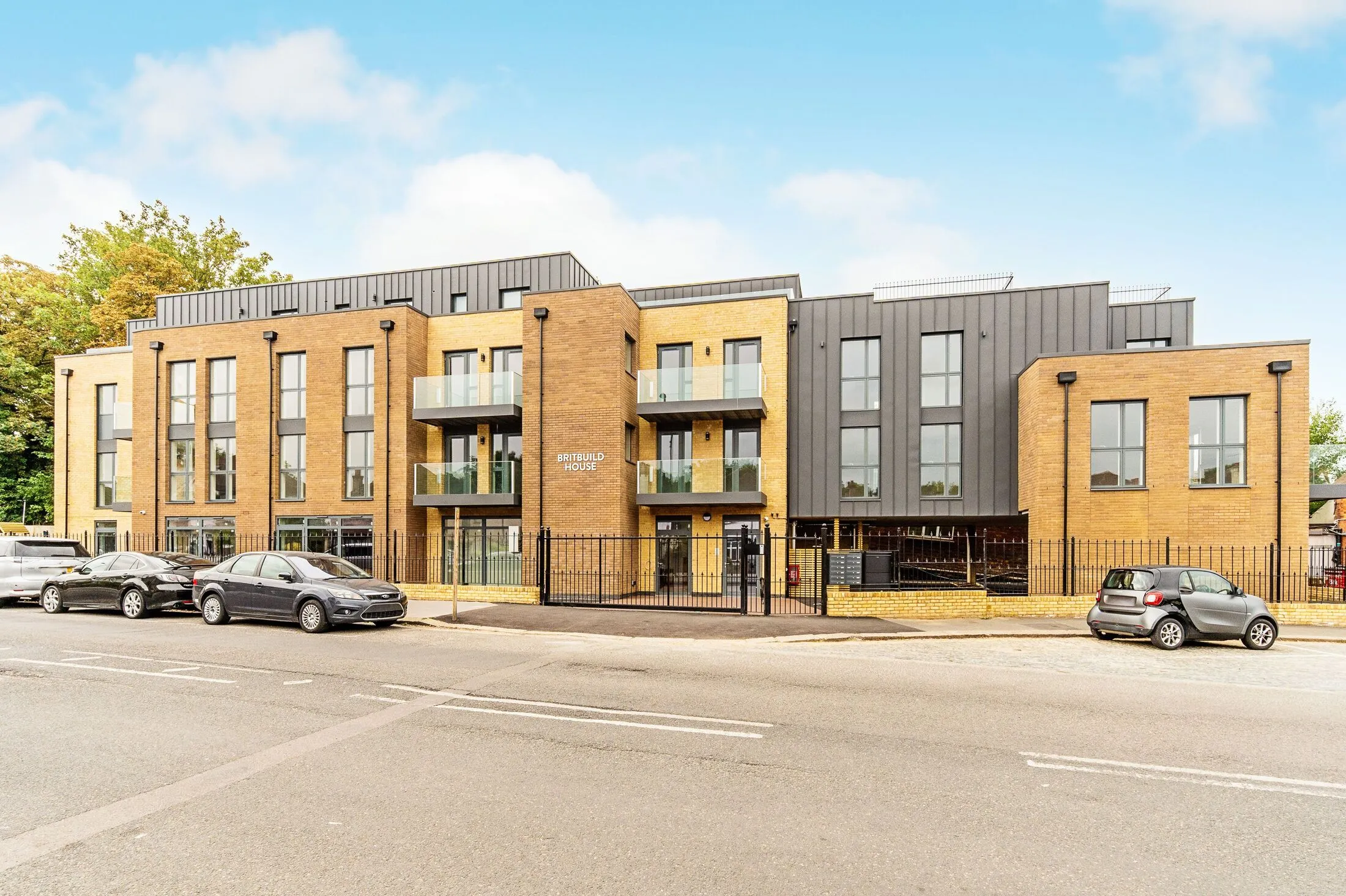 Flat Norbury Avenue in Greater London