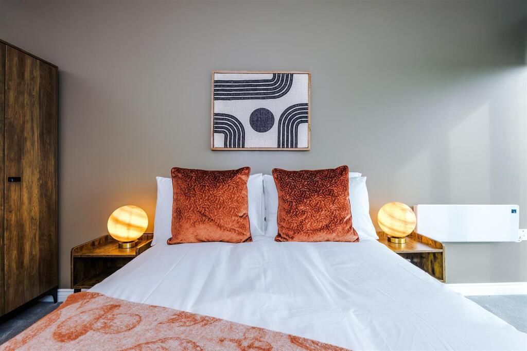 Flat Cotton Way in Greater London