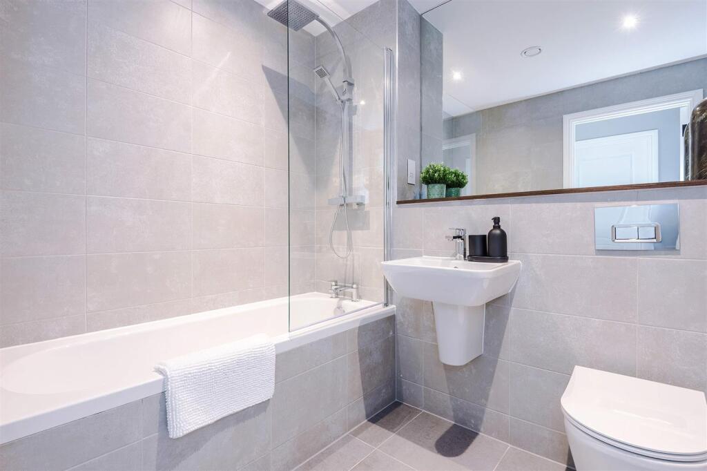 Flat Cotton Way in Greater London