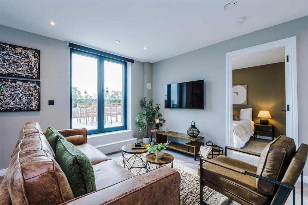 Flat Cotton Way in Greater London