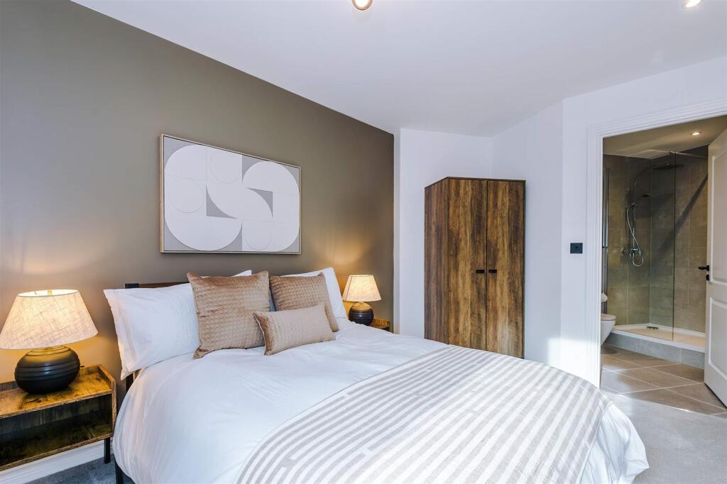 Flat Cotton Way in Greater London