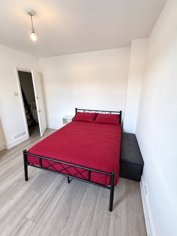 Room Leader Avenue in Greater London