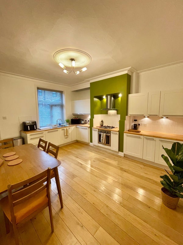 Room Thorpe Road in Leeds