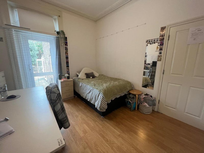 Room Bloemfontein Road in Greater London