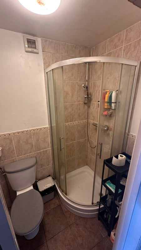 Room Bloemfontein Road in Greater London