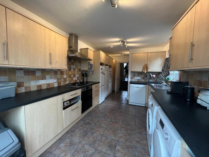 Room Bloemfontein Road in Greater London